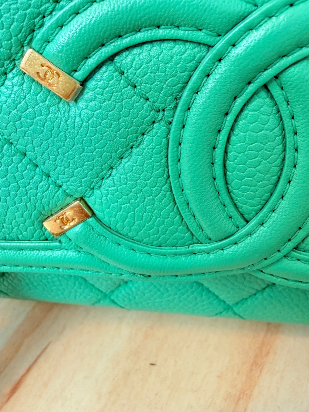 CHANEL Filigree Flap bag, quilted caviar, medium, green - Picture 2 of 13